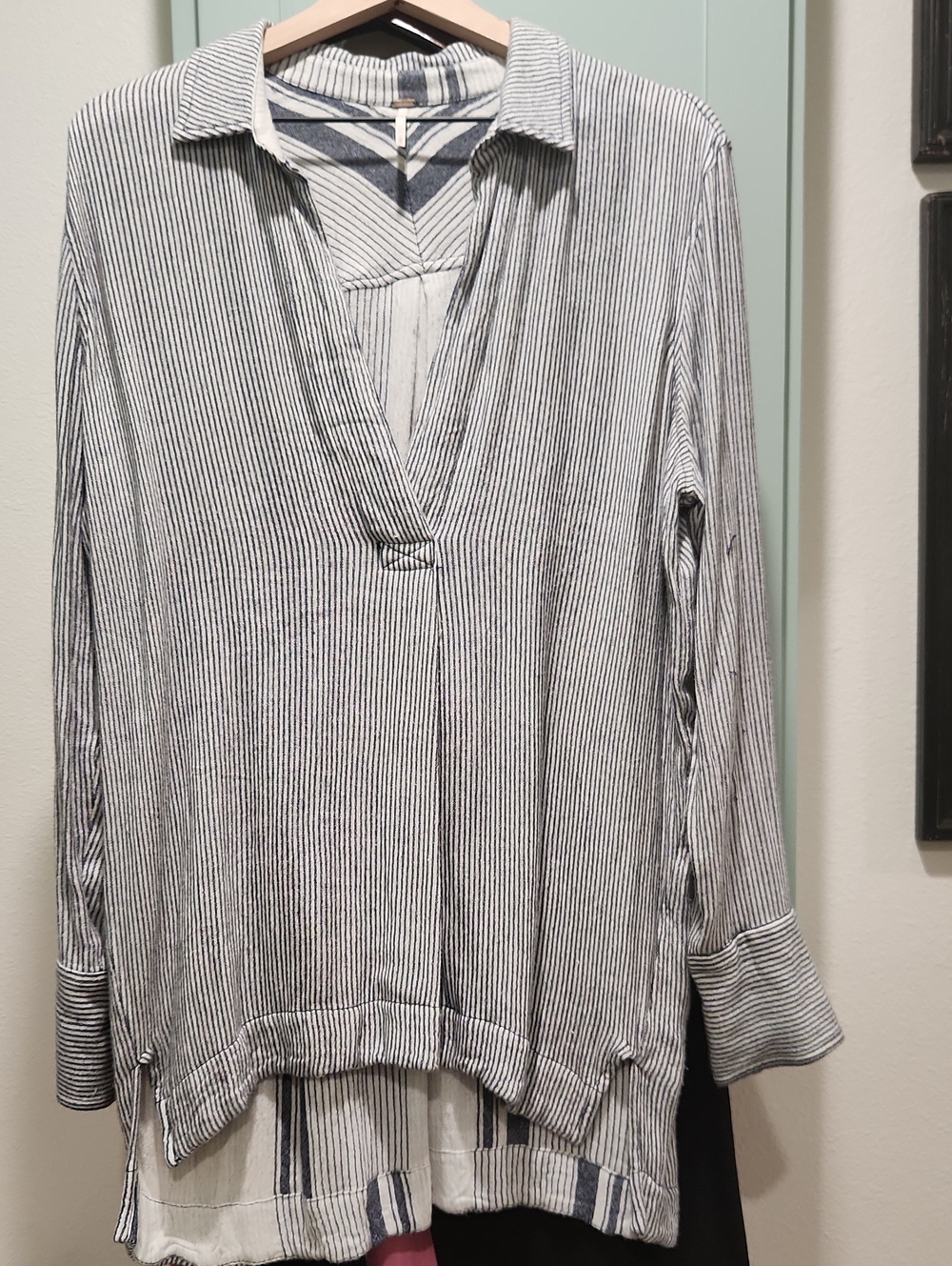 Striped Long-Sleeve V-Neck Shirt - Blue/White